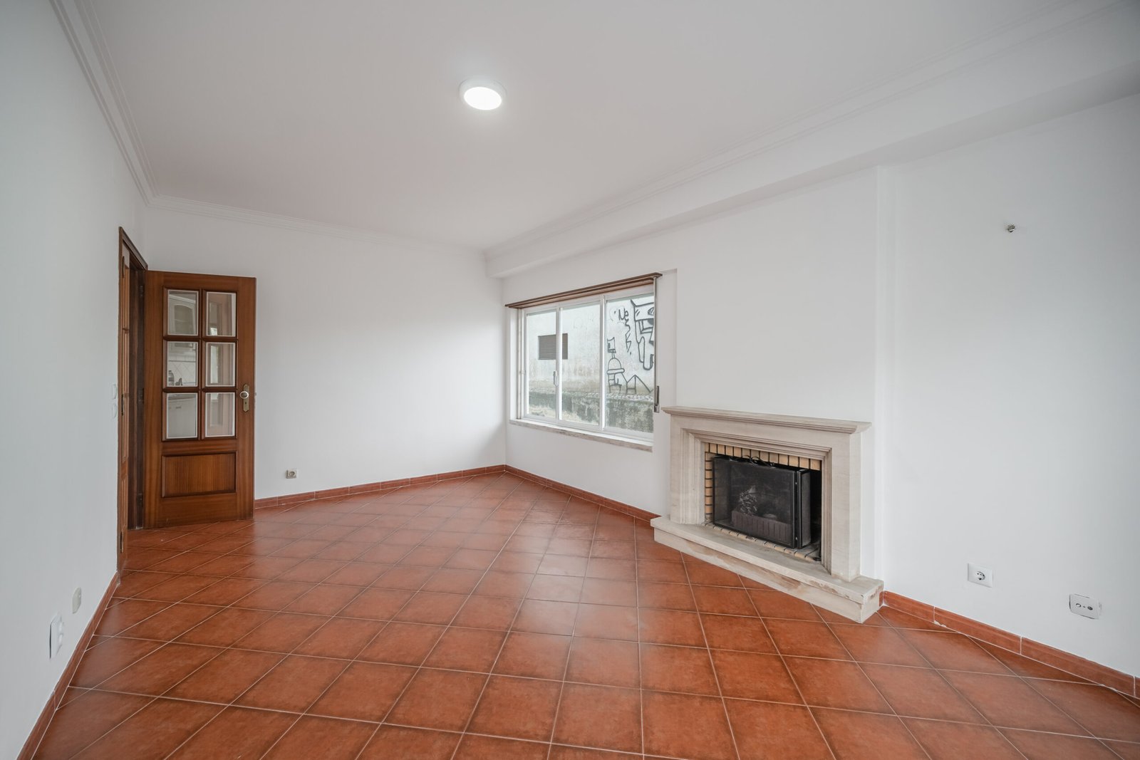 Bright modern kitchen featuring marble island and wooden flooring, ideal for family spaces.